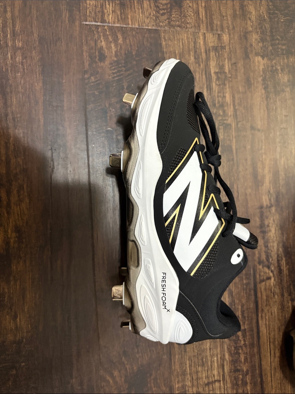New Balance mens Black, White & Gold Baseball Cleats size 8.5